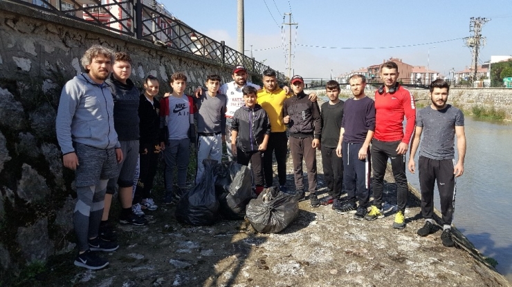 Şehrin Ortasından Geçen Dereyi Spor Alanı Yaptılar