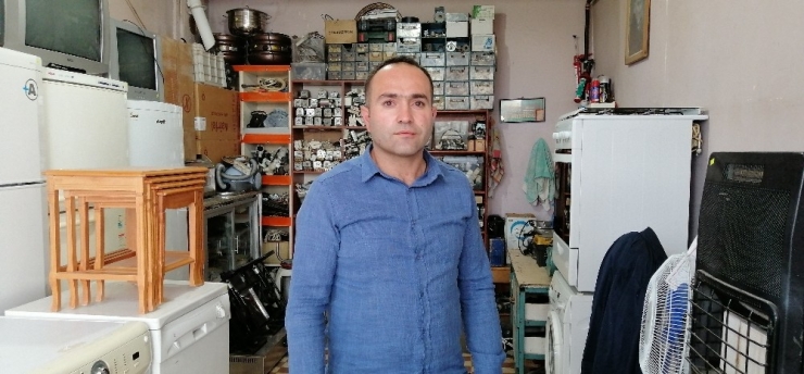 Erzincan’da İş Yerine Parke Taşıyla Saldırı Anı Güvenlik Kamerasına Yansıdı