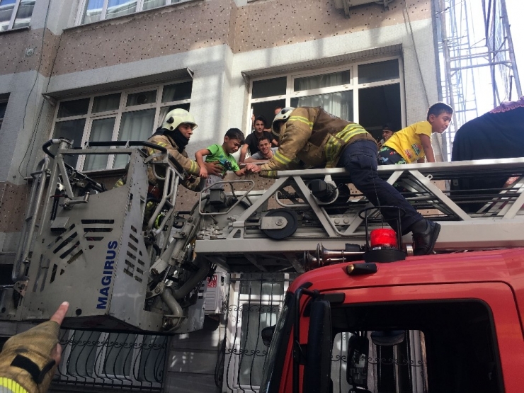 Fatih’te 5 Katlı Binada Yangın Paniği