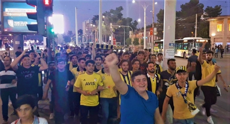 Derbi Öncesi Taraftardan Renkli Görüntüler