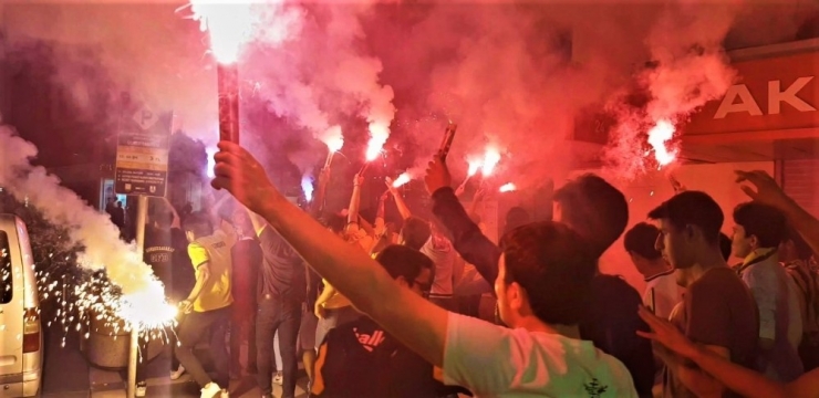 Derbi Öncesi Taraftardan Renkli Görüntüler