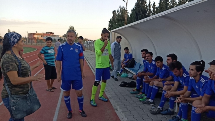 Hem Anne, Hem Muhtar Hem De Teknik Direktör