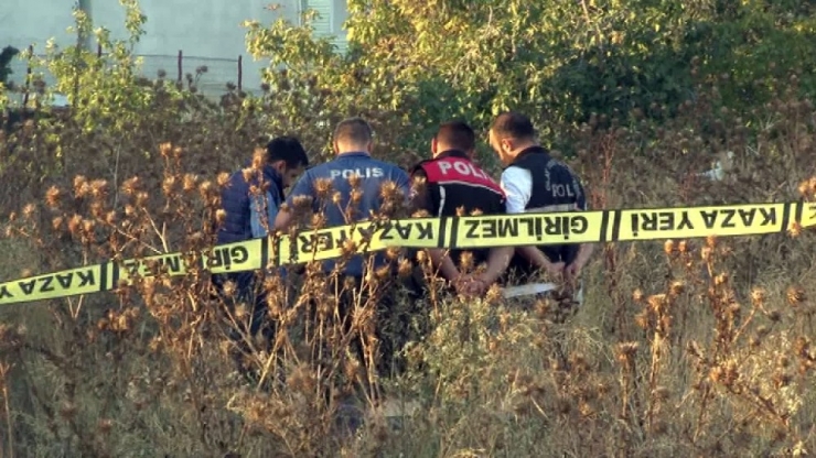 Okulun Bahçesinde Oyun Oynayan Çocuklar, Ceset Buldu