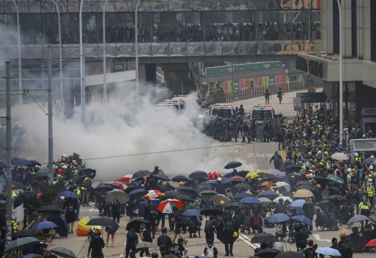 Hong Kong’da Polisten Göstericilere Plastik Mermili Müdahale