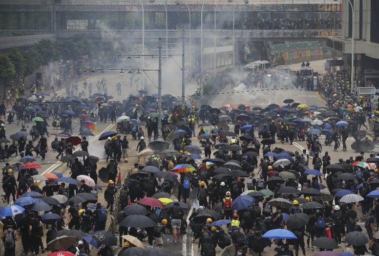 Hong Kong’da Polisten Göstericilere Plastik Mermili Müdahale