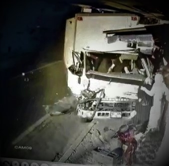 5 Kişiye Çarpıp Markete Giren Kamyonun Kazası Kamerada