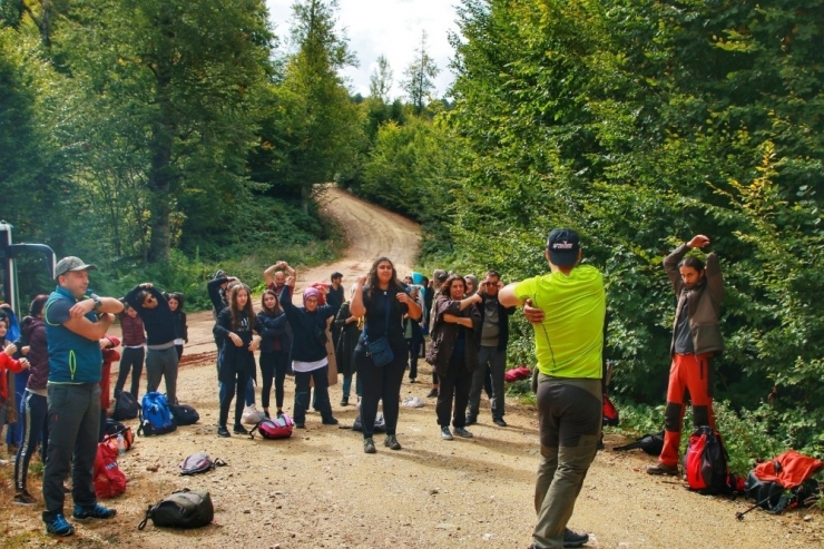 Doğa Yürüyüşüne Çıktılar, Parkurdaki Çöpleri Tek Tek Topladılar