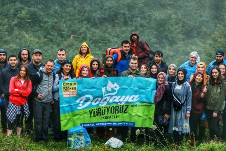 Doğa Yürüyüşüne Çıktılar, Parkurdaki Çöpleri Tek Tek Topladılar