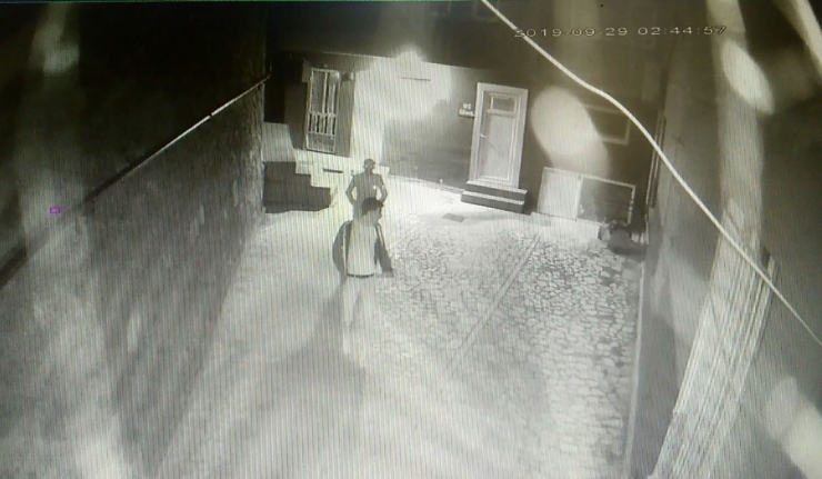 Girdikleri Cami Bahçesinde Bir Şey Bulamayınca Bankı Çaldılar