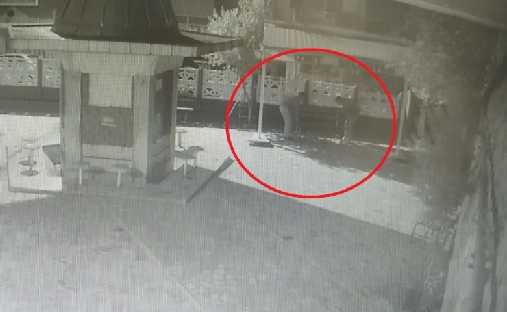 Girdikleri Cami Bahçesinde Bir Şey Bulamayınca Bankı Çaldılar