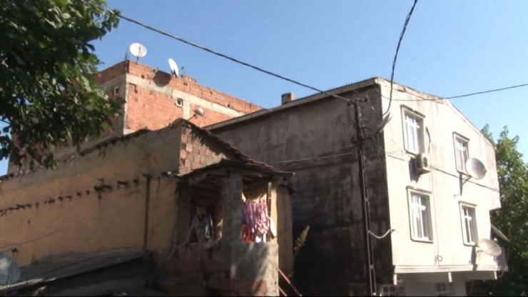 Polis Baskınından Kaçan Mülteciler Kamerada