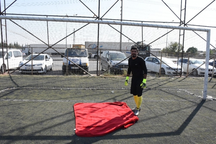 Kaleci, Saha Zemininde Açılan Çukurları Battaniye İle Kapattı