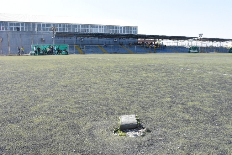 Kaleci, Saha Zemininde Açılan Çukurları Battaniye İle Kapattı