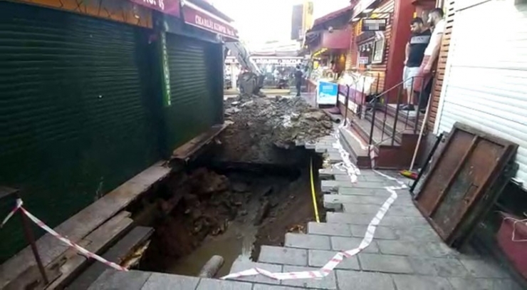 Beşiktaş Ortaköy’de Henüz Bilinmeyen Bir Nedenle Yolda Çökme Meydana Geldi. İhbar Üzerine Olay Yerine Gelen Beşiktaş Belediyesi Ekipleri, Çalışma Başlattı.