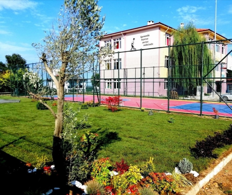 El Ele Verip Okullarının Çevresini Güzelleştirdiler