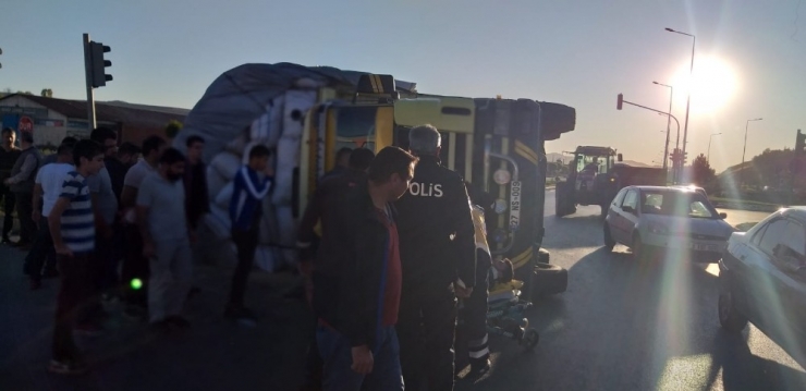 Saman Yüklü Kamyon Devrildi: 1 Yaralı