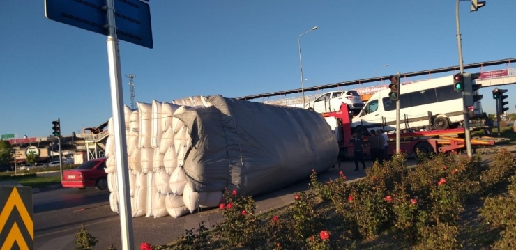 Saman Yüklü Kamyon Devrildi: 1 Yaralı