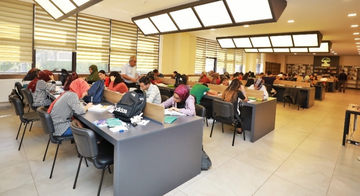 Gençlik Kütüphanelerine Yoğun İlgi