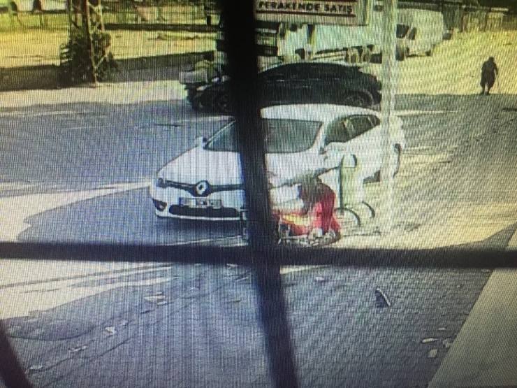 Motosiklet Sürücüsü Otomobile Böyle Çarparak Öldü