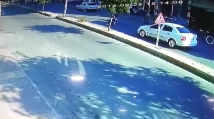 Otomobilin Çarptığı Çocuk Metrelerce Havaya Fırladı