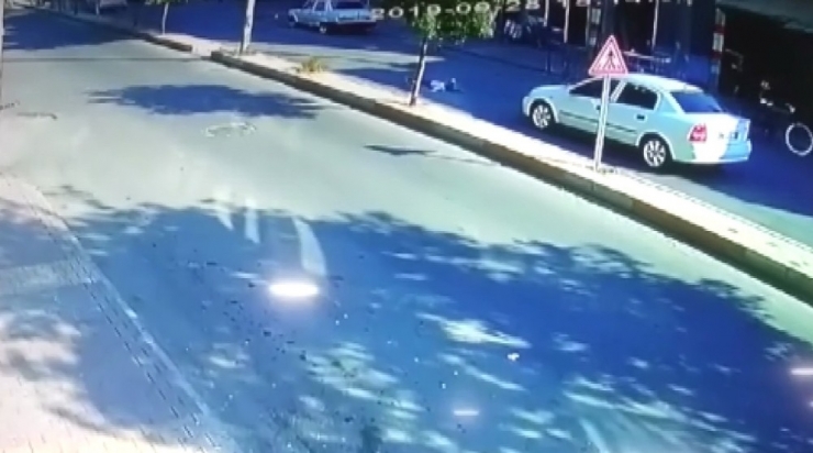 Otomobilin Çarptığı Çocuk Metrelerce Havaya Fırladı