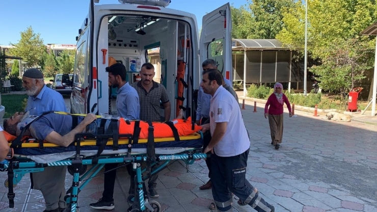 Traktör İle Motosiklet Çarpıştı: 2 Yaralı