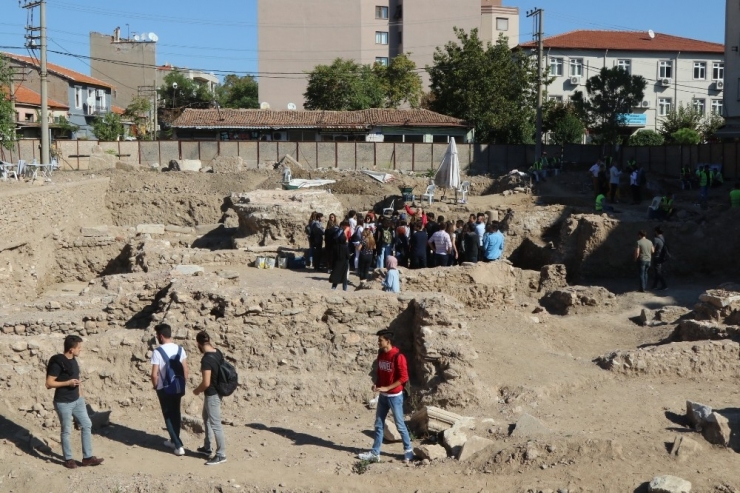 Akhisar’da ’Merkez Çarşı’ Canlandırma Projesinde Çalışmalar Devam Ediyor