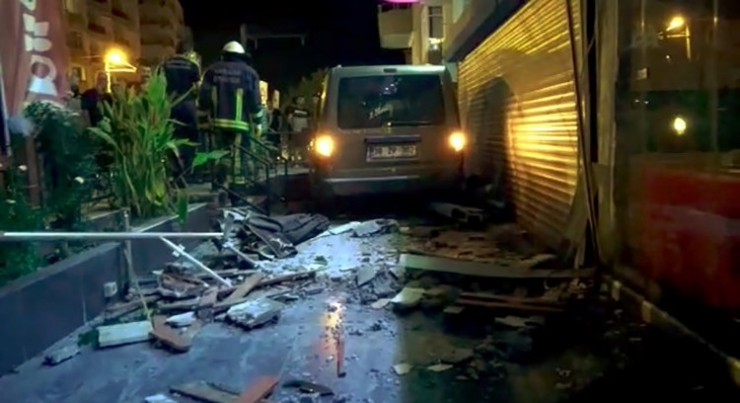 Antalya’da Kaza Yapan Alkollü Sürücü Ortalığı Birbirine Kattı