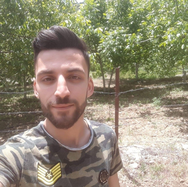 Park Halindeki Kamyonete Çarpan Motosiklet Sürücüsü Hayatını Kaybetti