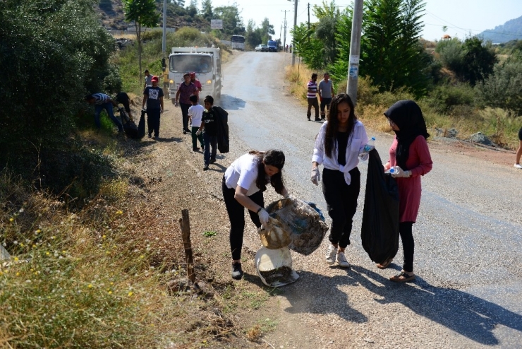 İklim Değişikliğine, Çevre Temizliği Yaparak Dikkat Çektiler