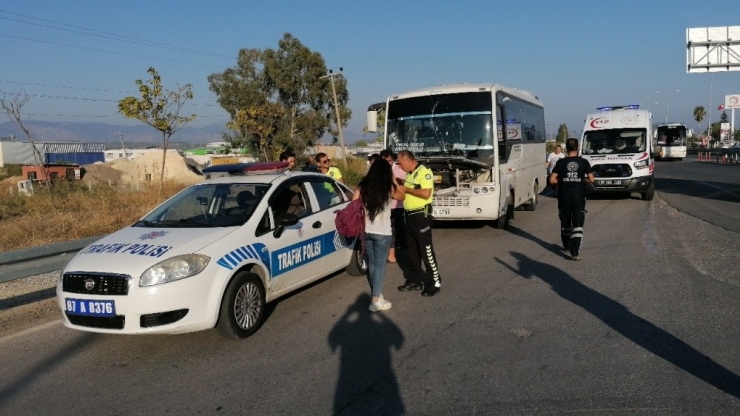 Yolcu Midibüsü Tur Minibüsüne Çarptı: 6 Yaralı