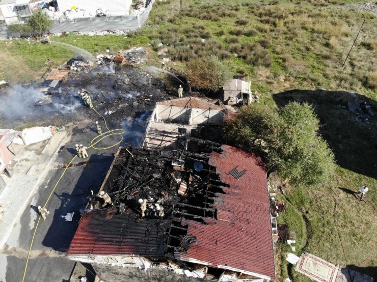 Avcılar’da Oyun Oynayan Çocuklar Önce Çadırı, Sonra Gecekonduyu Yaktı