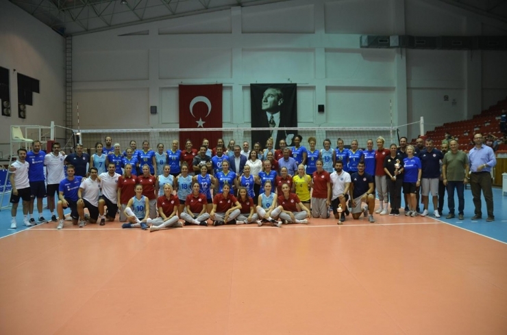 Kuşadası Uluslar Arası Voleybol Turnuvası’nda Dostluk Kazandı