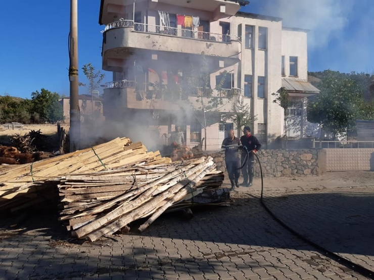 Kereste Yangını Büyümeden Söndürüldü