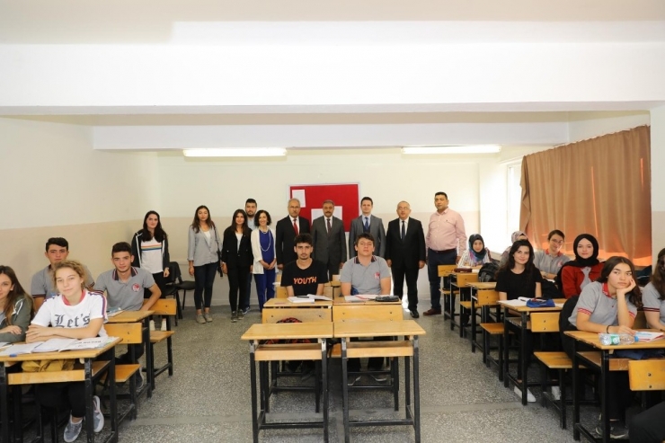 Burdur Valisi Hasan Şıldak Öğrencilerle Buluştu