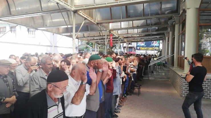 Oyun Oynarken Otomobilin Çarptığı Küçük Çocuk Toprağa Verildi