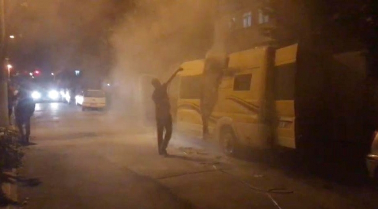 Park Halindeki Karavan Alevlere Teslim Oldu