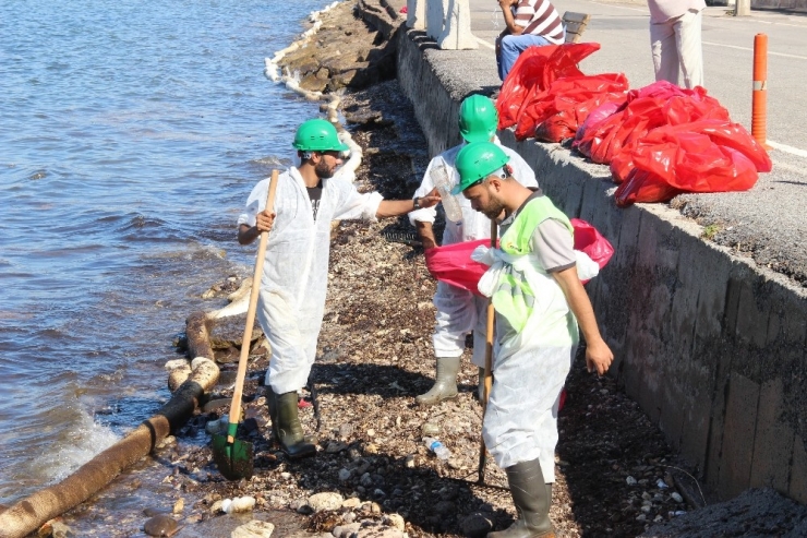 Foça Sahilinde Korkutan Petrol Atıkları, 50 Kişilik Ekip Bölgede