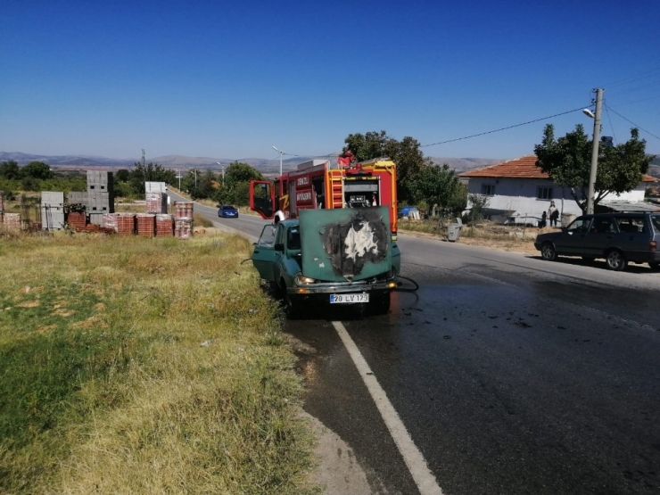 Denizli’de Seyir Halindeki Otomobil Alev Aldı