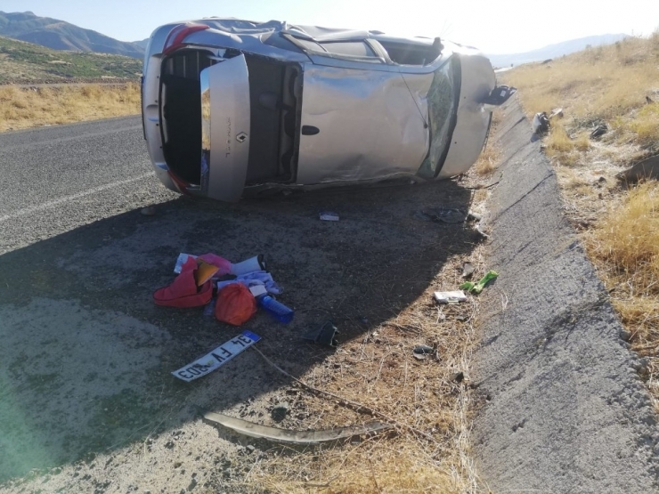 Otomobil Levhaya Çarpıp Devrildi, 1 Yaralı