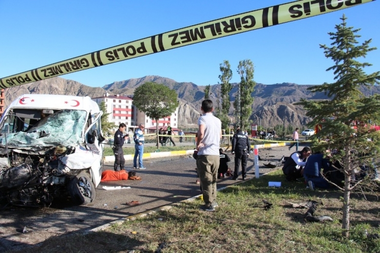 Kamyon İle Öğrenci Servisi Çarpıştı: 3 Yaralı