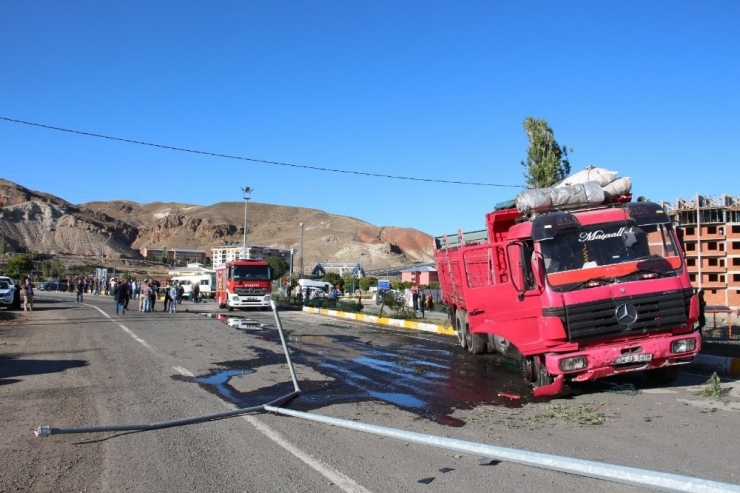 Kamyon İle Öğrenci Servisi Çarpıştı: 3 Yaralı