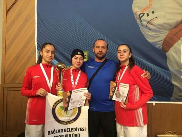 Karatede Bağlar Belediyespor Farkı