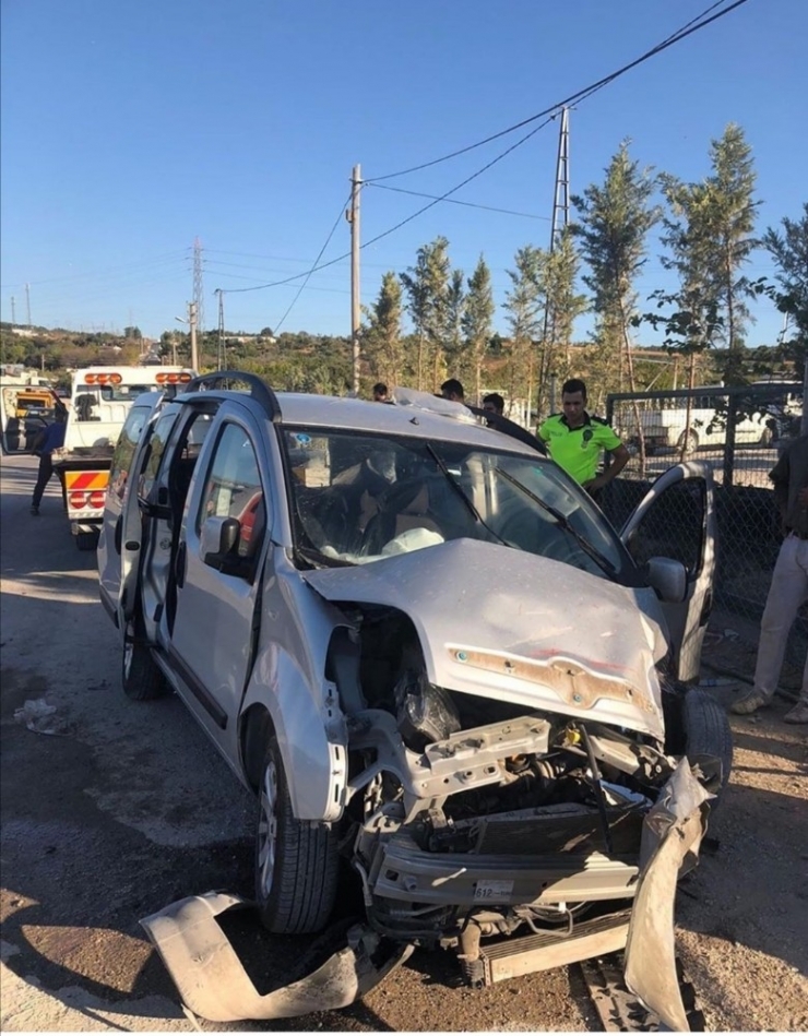 İtfaiye Aracı İle Otomobil Çarpıştı: 4 Yaralı