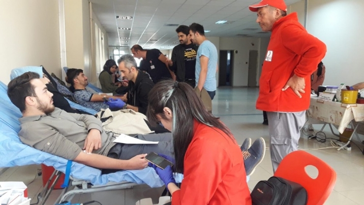 Kafkas Üniversitesi Öğrencilerinden Kızılay’a Kan Bağışı