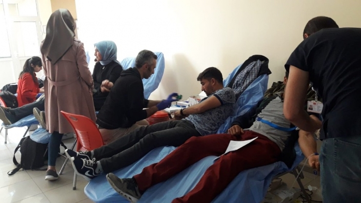 Kafkas Üniversitesi Öğrencilerinden Kızılay’a Kan Bağışı