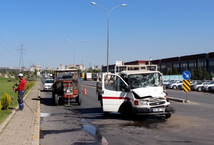 Kamyonetler Çarpıştı: 1 Yaralı