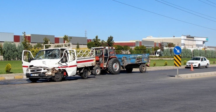 Kamyonetler Çarpıştı: 1 Yaralı