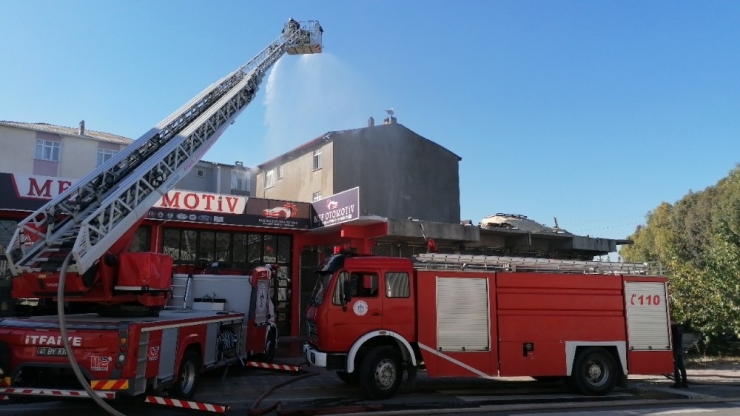 Kocaeli’de Alev Alev Yanan Çatı Küle Döndü