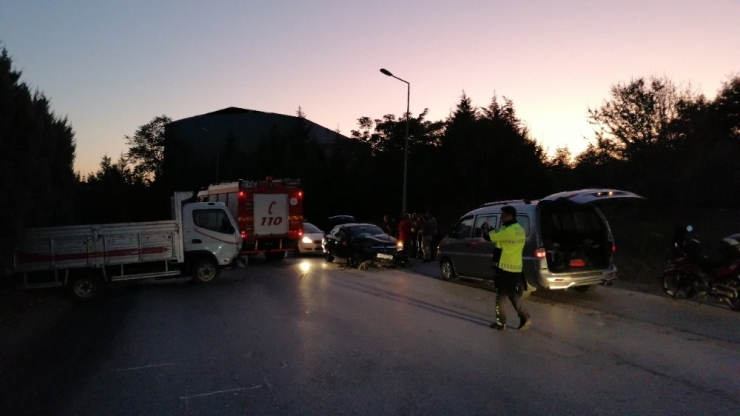 Gebze’de Kamyonet Otomobille Kafa Kafaya Çarpıştı: 2 Yaralı